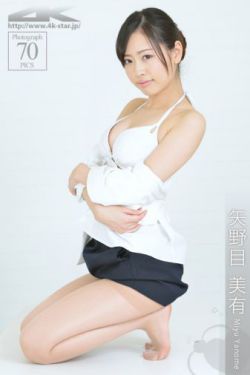 巨胸爆乳美女露双**挤奶